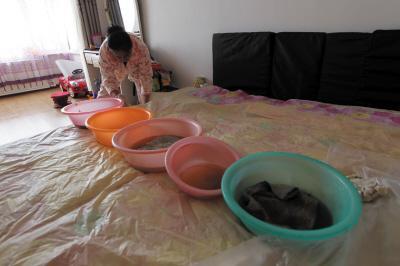 扶绥楼上漏水，住户失联，小区没物管，业主维权难！律师来支招……